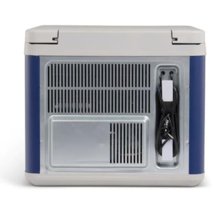 Zadnji del Igloo električne hladilne torbe z prezračevalnimi režami in kablom.