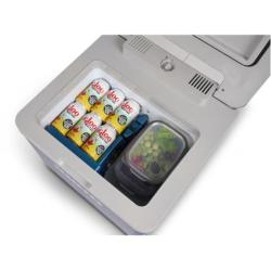 Notranjost Igloo hladilne torbe z ohlajenimi pločevinkami in posodo s hrano.