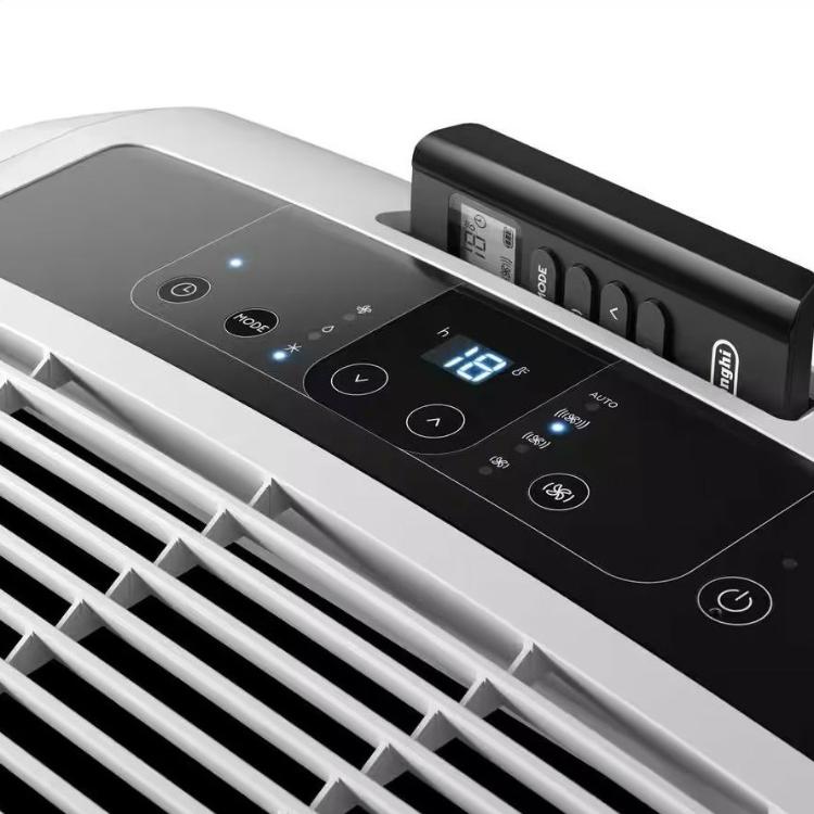 Detajl upravljalne plošče De’Longhi Pinguino PAC EM82 z LED prikazom temperature, tipkami na dotik in priloženim daljinskim upravljalnikom