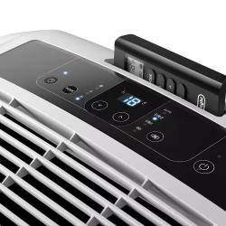 Detajl upravljalne plošče De’Longhi Pinguino PAC EM82 z LED prikazom temperature, tipkami na dotik in priloženim daljinskim upravljalnikom