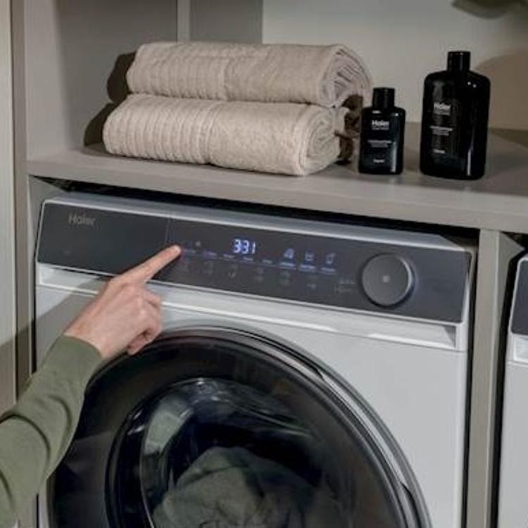 Upravljalna plošča pralnega stroja Haier z LED-zaslonom, upravljanjem na dotik in vrtljivim izbirnikom programov omogoča enostavno prilagajanje nastavitev za optimalne rezultate pranja.