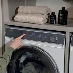 Upravljalna plošča pralnega stroja Haier z LED-zaslonom, upravljanjem na dotik in vrtljivim izbirnikom programov omogoča enostavno prilagajanje nastavitev za optimalne rezultate pranja.