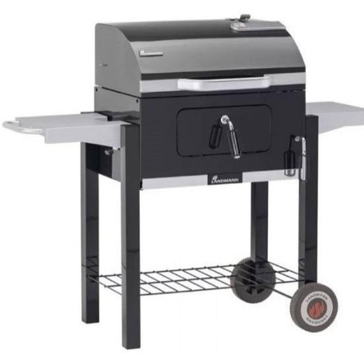 Klasični ogljeni žar Landmann s pokrovom, stranskima poličkama in kolesi.