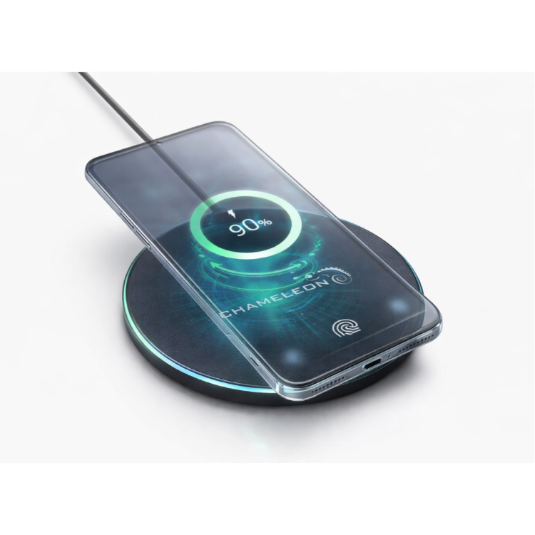 Brezžični polnilec s pametnim telefonom prikazuje hitro polnjenje (90 %) na elegantni okrogli podlagi.