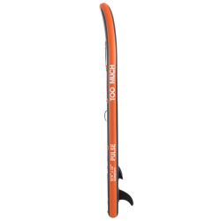 TOO MUCH Pulse SUP – stranski pogled – Tanek profil deske z nameščenima smernikoma in jasno oznako Pulse.