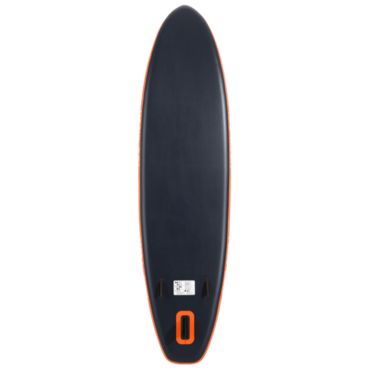 TOO MUCH Pulse SUP – spodnja stran Spodnja stran napihljive SUP deske TOO MUCH Pulse z gladko površino, ventilom in oranžnim robom.