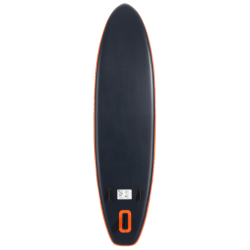 TOO MUCH Pulse SUP – spodnja stran Spodnja stran napihljive SUP deske TOO MUCH Pulse z gladko površino, ventilom in oranžnim robom.