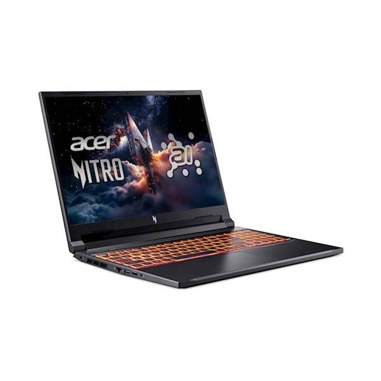 Gaming prenosnik Acer Nitro, odprt pod kotom, črno ohišje, oranžno osvetljena tipkovnica in zaslon Nitro.