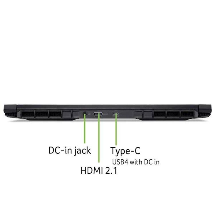 Zadnji pogled Acer Nitro s priključki DC‑in, HDMI 2.1 in USB‑C (USB4) ter velikimi hladilnimi režami.
