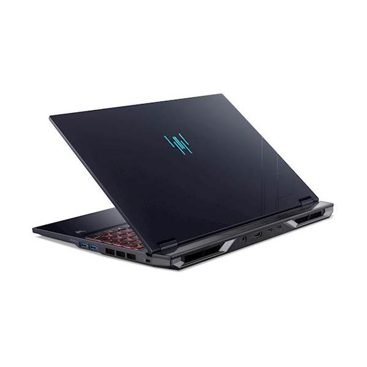 Poševni zadnji pogled Acer Predator, robustni tečaji, hladilne reže in elegantna gaming zasnova.