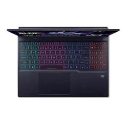 Pogled od zgoraj na Acer Predator, RGB tipkovnica polne velikosti, velik sledilnik in čist gaming videz.