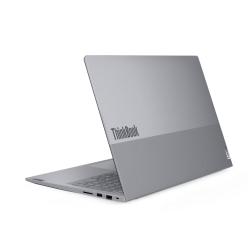 Lenovo ThinkBook prenosnik, fotografiran iz zadnjega levega kota s poudarkom na tankem kovinskem ohišju.
