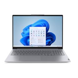 Lenovo ThinkBook prenosnik, fotografiran od spredaj z odprtim zaslonom.