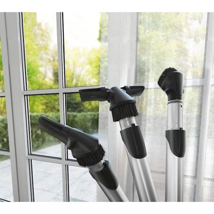 Dodatni nastavki sesalnika Electrolux UltraOne za čiščenje rež, pohištva in občutljivih površin.