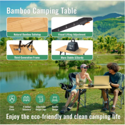 Bambusna kamping miza v uporabi na pikniku ob jezeru, naravna plošča in stabilen okvir.