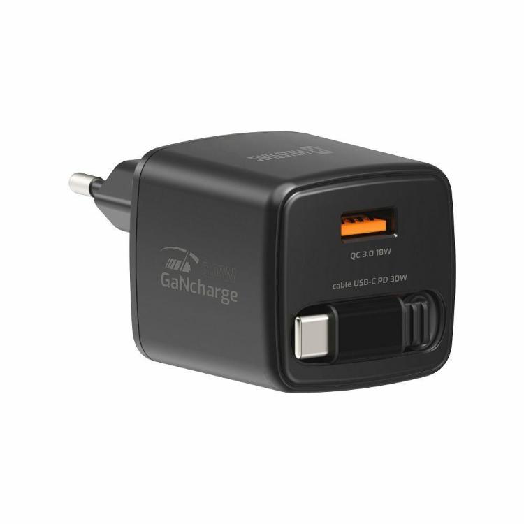 Hitri stenski polnilnik Swissten GaN 30 W v elegantni črni izvedbi z vgrajenim izvlečnim USB‑C kablom dolžine 0,75 m in USB‑A Quick Charge 3.0 izhodom (18 W) omogoča hitro ter priročno polnjenje sodobnih naprav.