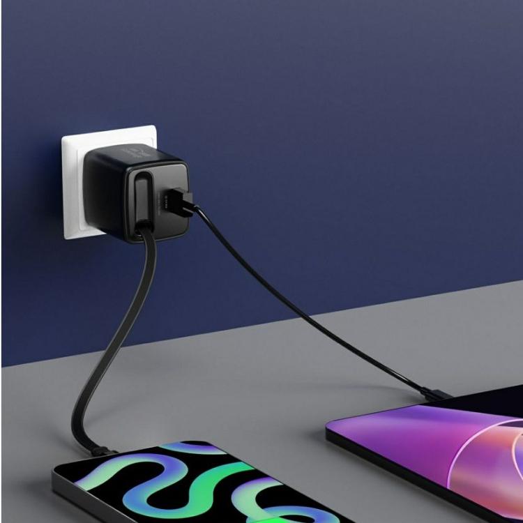 Kompaktni polnilnik Swissten GaN 30 W z izvlečnim USB‑C kablom, USB‑A Quick Charge 3.0 izhodom in večstopenjsko zaščito zagotavlja hitro, varno in zanesljivo polnjenje doma, v pisarni ali na potovanjih.