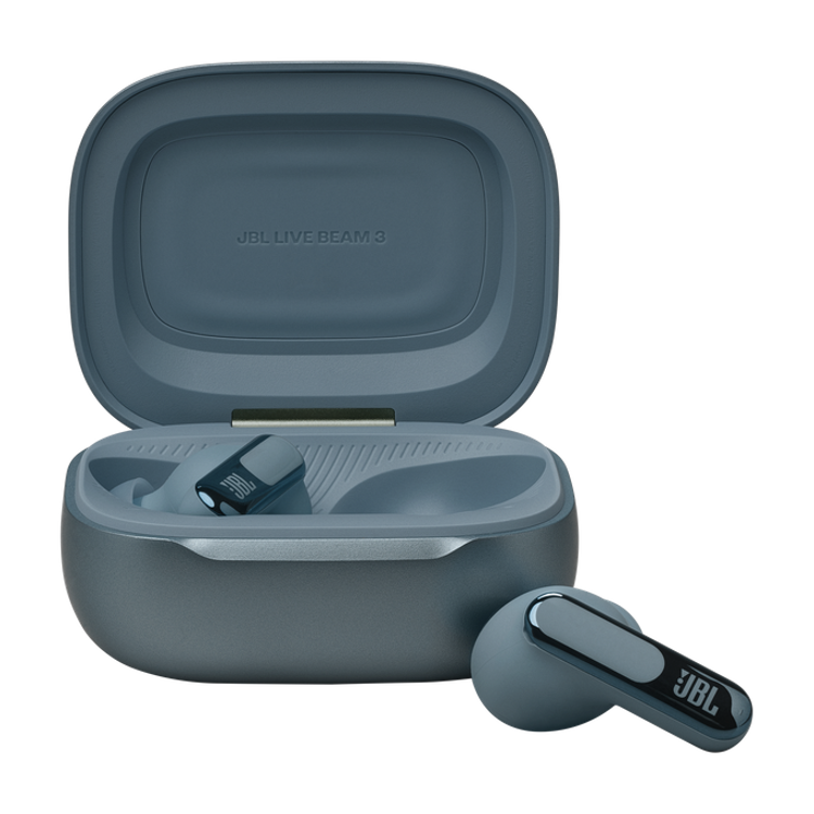 Odprto modro polnilno ohišje z brezžičnimi slušalkami, ena slušalka izven ohišja