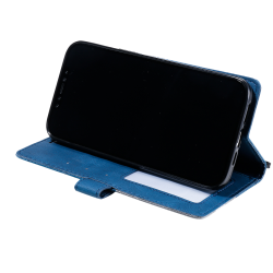 Modra preklopna torbica WLGO Lines za Xiaomi Redmi A7 Pro, uporabljena kot stojalo za udobno gledanje vsebin.
