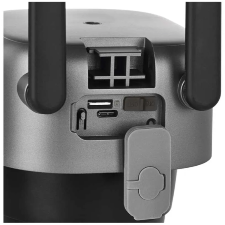 GoSmart IP-1200 zunanja vrtljiva kamera, prikazana z odprtim pokrovčkom za dostop do reže za mikro SD kartico, priključka USB‑C in gumba za ponastavitev.