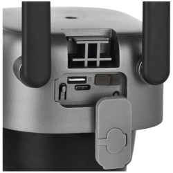 GoSmart IP-1200 zunanja vrtljiva kamera, prikazana z odprtim pokrovčkom za dostop do reže za mikro SD kartico, priključka USB‑C in gumba za ponastavitev.