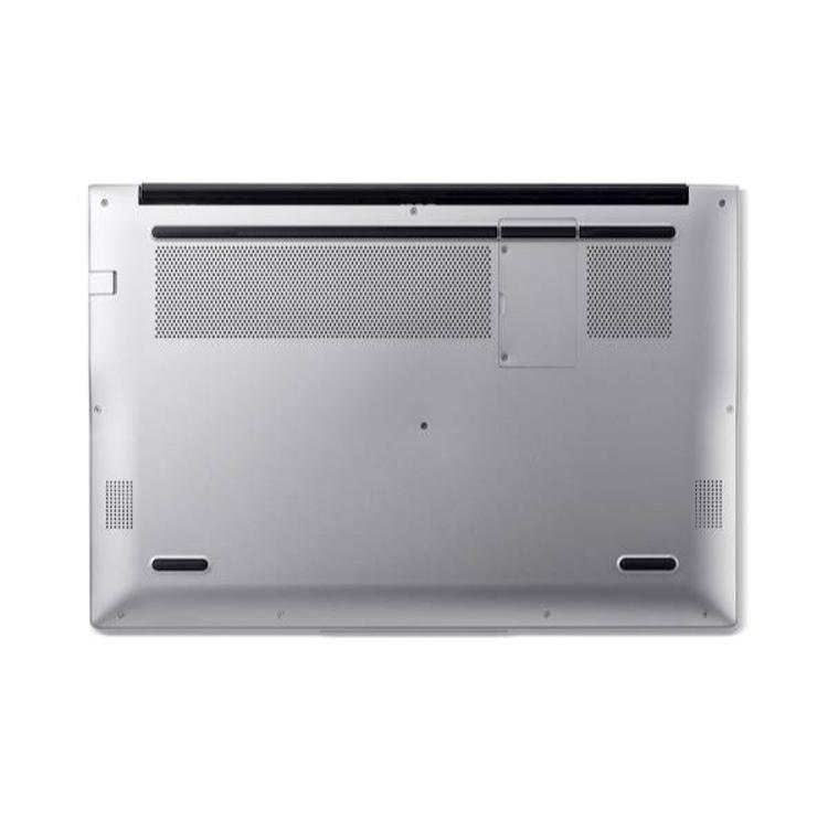 Spodnja stran Acer Aspire prenosnika z velikimi prezračevalnimi odprtinami in gumiranimi nogicami za stabilnost.