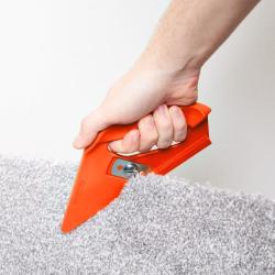 Ergonomsko oblikovan rezalnik omogoča natančno in varno rezanje preprog za popolno prilagajanje prostoru.