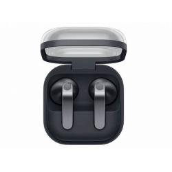 Samsung Galaxy Buds4 črne barve v odprtem polnilnem etuiju, prikaz brezžičnih slušalk.