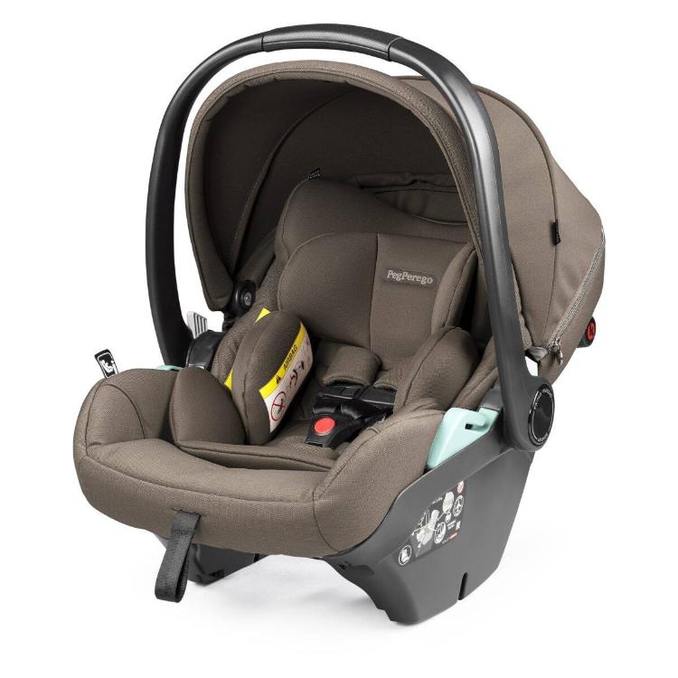 Otroški avtosedež v rjavi barvi z ročajem in raztegnjeno strešico