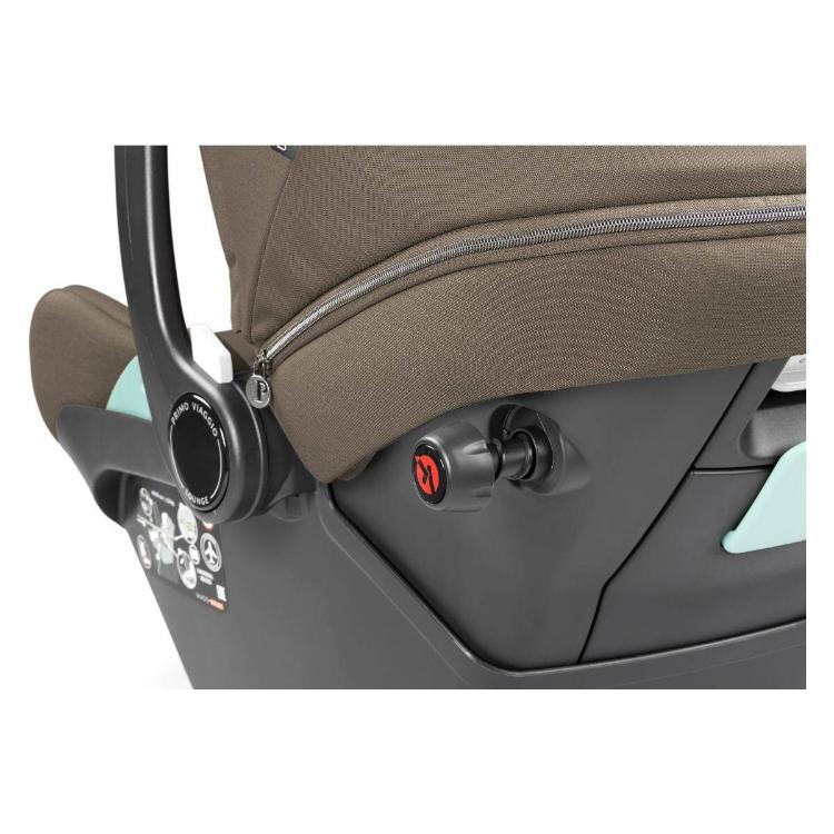 Detajl stranskega dela avtosedeža z gumbom za nastavitev in zadrgo