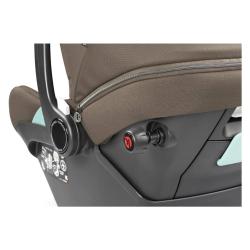 Detajl stranskega dela avtosedeža z gumbom za nastavitev in zadrgo