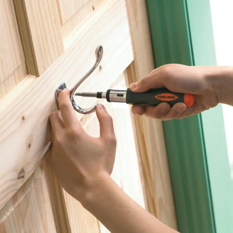 40-delni set vijačnih nastavkov in natičnih ključev Black & Decker A7062