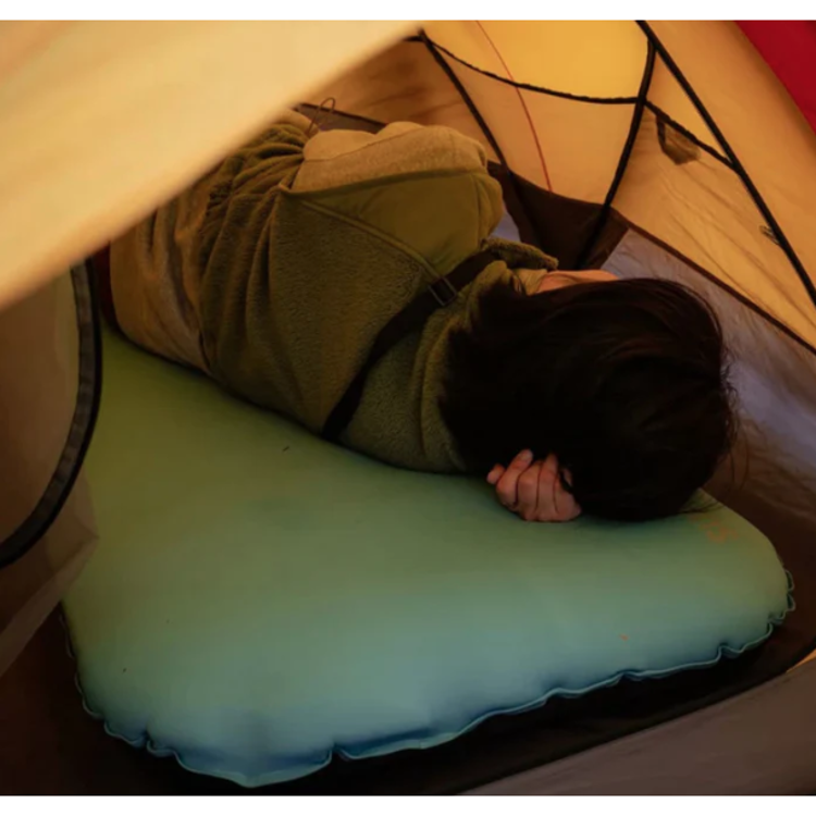 Spalna podloga KingCamp Super Light Comfort 10 v uporabi v šotoru, mehka in udobna podloga za spanje.