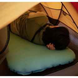 Spalna podloga KingCamp Super Light Comfort 10 v uporabi v šotoru, mehka in udobna podloga za spanje.