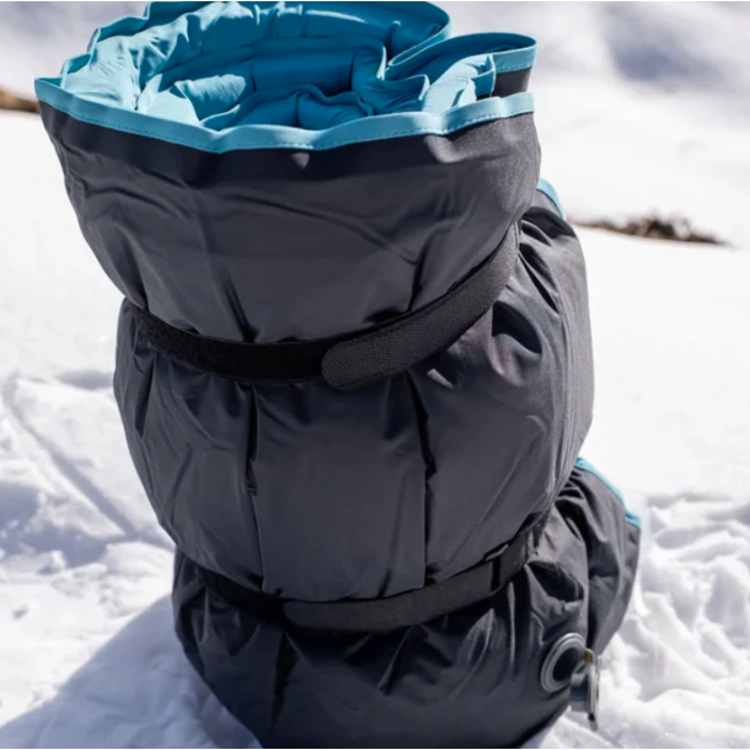 Samonapihljiva spalna podloga KingCamp z debelo penasto sredico in izolacijsko plastjo.