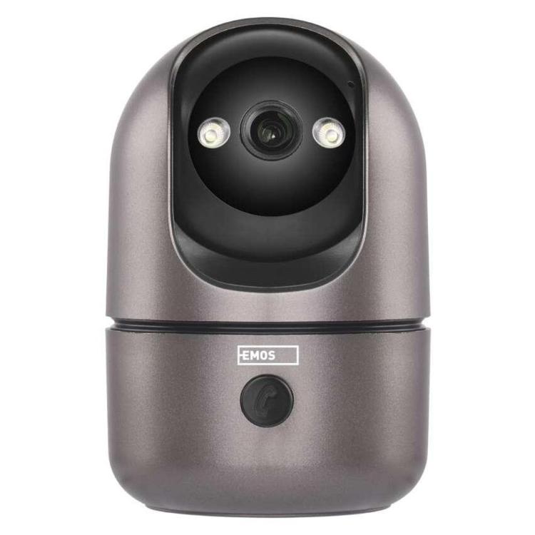 EMOS GoSmart IP kamera v sivi barvi, prikazana s sprednje strani z objektivom, LED-osvetlitvijo in gumbom za sprejem klica.