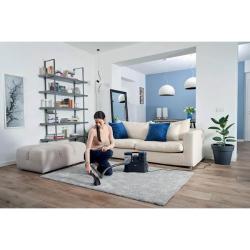 Uporaba prenosnega čistilca madežev Hoover HS500 v dnevni sobi pri čiščenju preproge.