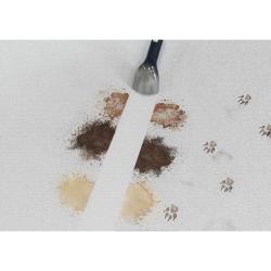 Čiščenje madežev na preprogi s prenosnim čistilcem madežev Hoover, prikaz pred in po čiščenju.