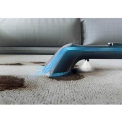 Sesalna šoba Hoover HS500 pri globinskem čiščenju preproge, prikaz sesanja tekočine in umazanije.