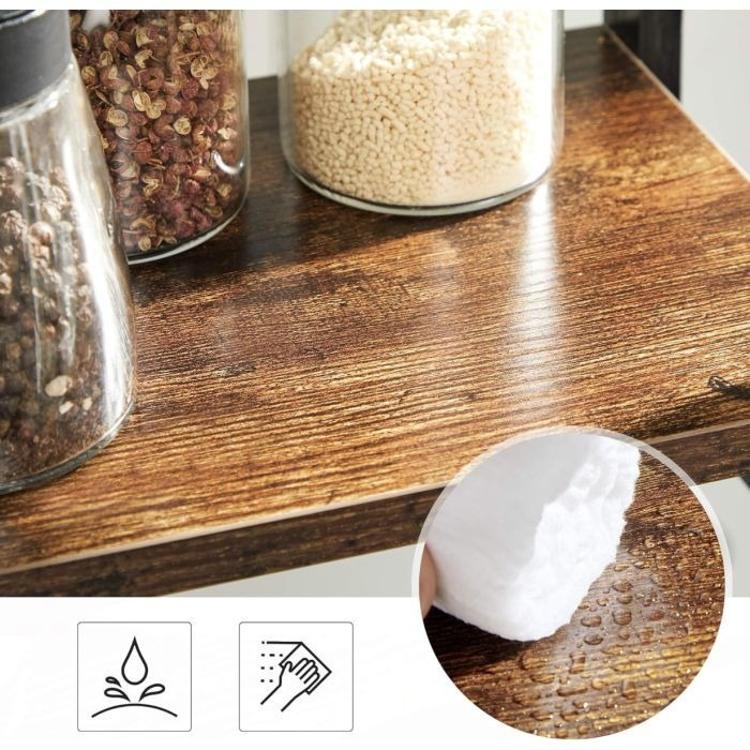 Detajl lesene police kuhinjskega organizatorja z vodoodpornim in enostavno čistljivim premazom.