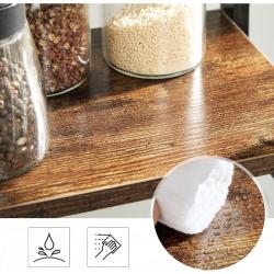 Detajl lesene police kuhinjskega organizatorja z vodoodpornim in enostavno čistljivim premazom.