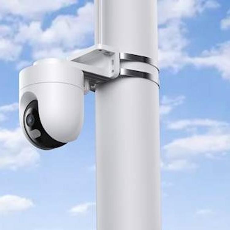 Xiaomi zunanja kamera CW400, nameščena na drog, primerna za nadzor zunanjih površin v vseh vremenskih razmerah.