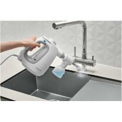 Parni čistilnik Sencor med čiščenjem kuhinjskega korita in pipe.