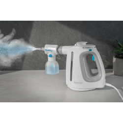 Parni čistilnik Sencor med uporabo z nastavkom za pršenje pare na površino.