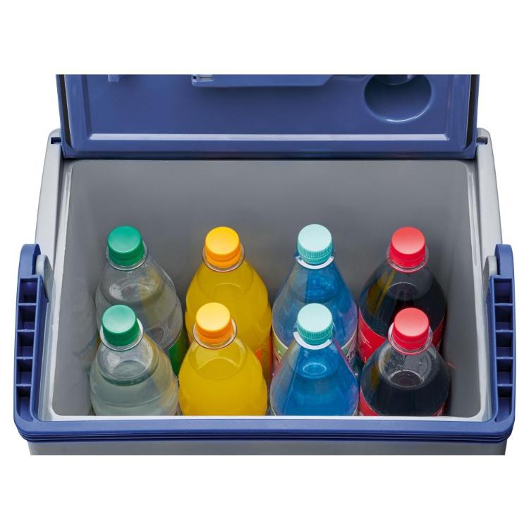 Odprta prenosna hladilna torba Clatronic z več plastenkami pijač, prikazana notranja prostornina in hlajenje.