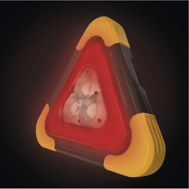 EMOS LED varnostni trikotnik prižgan v temi, z jasno svetlečim rdečim robom.