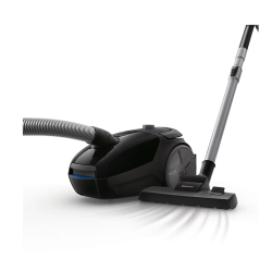 Črn talni sesalnik z gibljivo cevjo, kovinsko cevjo in široko krtačo za tla, postavljen na svetli podlagi