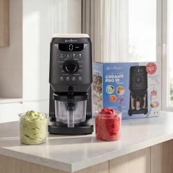 Aparat za pripravo sladoleda Rosmarino na kuhinjskem pultu z embalažo in dvema skodelicama sladoleda.