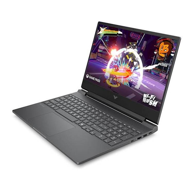 Temno siv HP Victus gaming prenosnik, prikazan pod kotom z vidno tipkovnico in zaslonom.