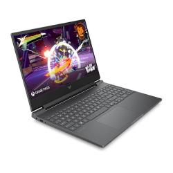 Odprt HP Victus gaming prenosnik z igralno grafiko na zaslonu, prikazan pod kotom.